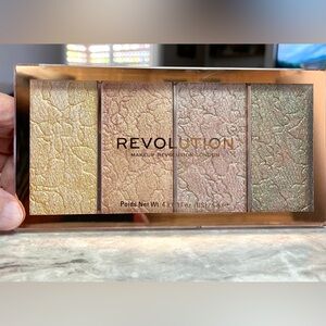 REVOLUTION Metallic cream-Powder Highlighter